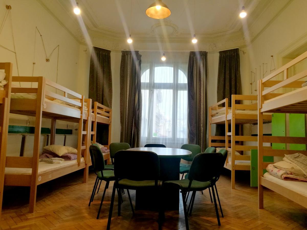 Pura Vida Hub Albergue Bucarest Exterior foto